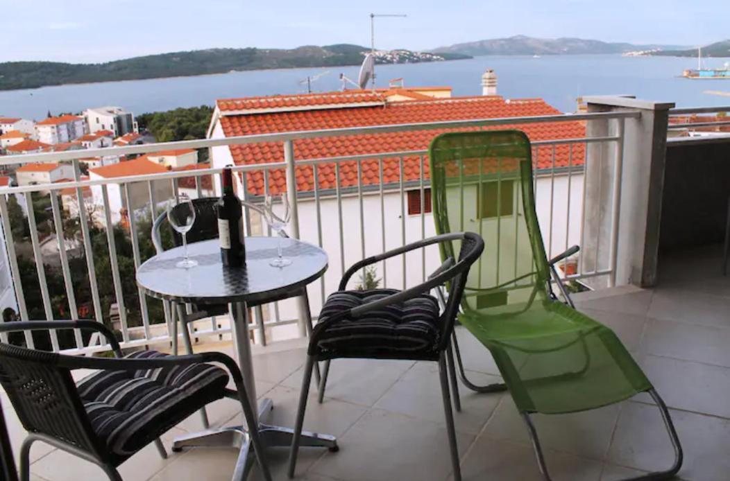 Apartment Mia - Spacious Apartment On 85 M2 With Beautiful Sea View Трогир Екстериор снимка