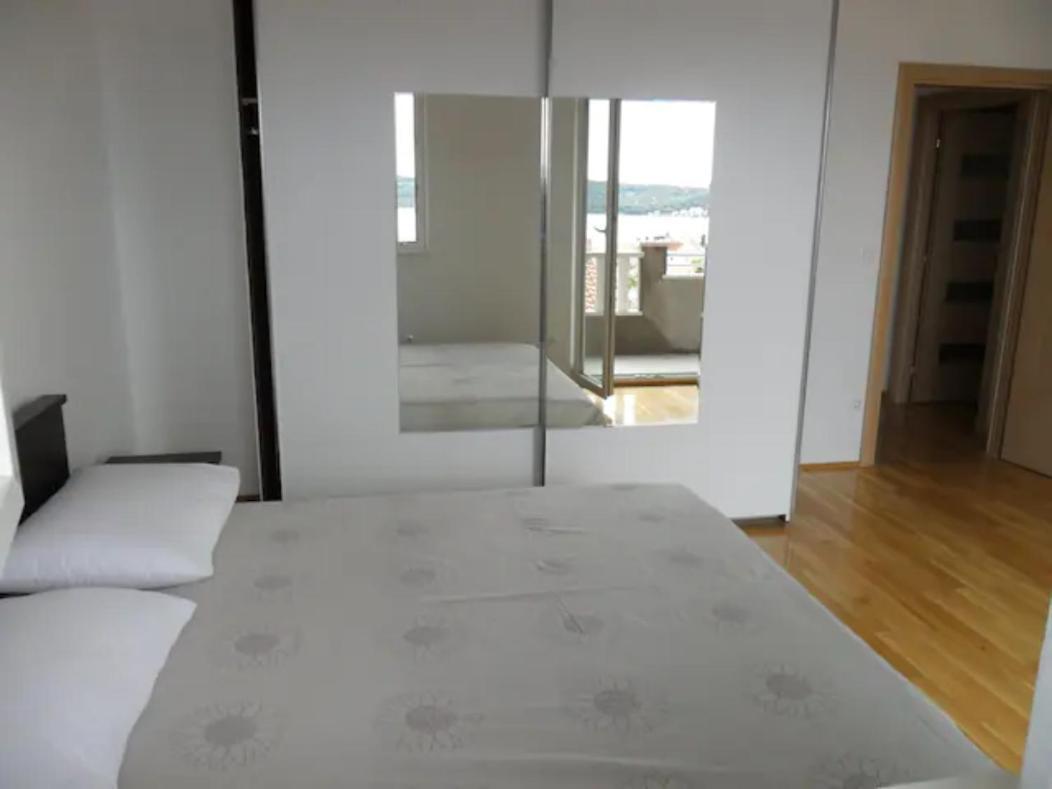 Apartment Mia - Spacious Apartment On 85 M2 With Beautiful Sea View Трогир Екстериор снимка