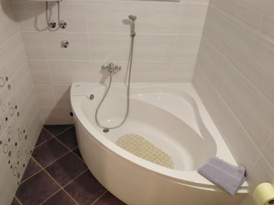 Apartment Mia - Spacious Apartment On 85 M2 With Beautiful Sea View Трогир Екстериор снимка