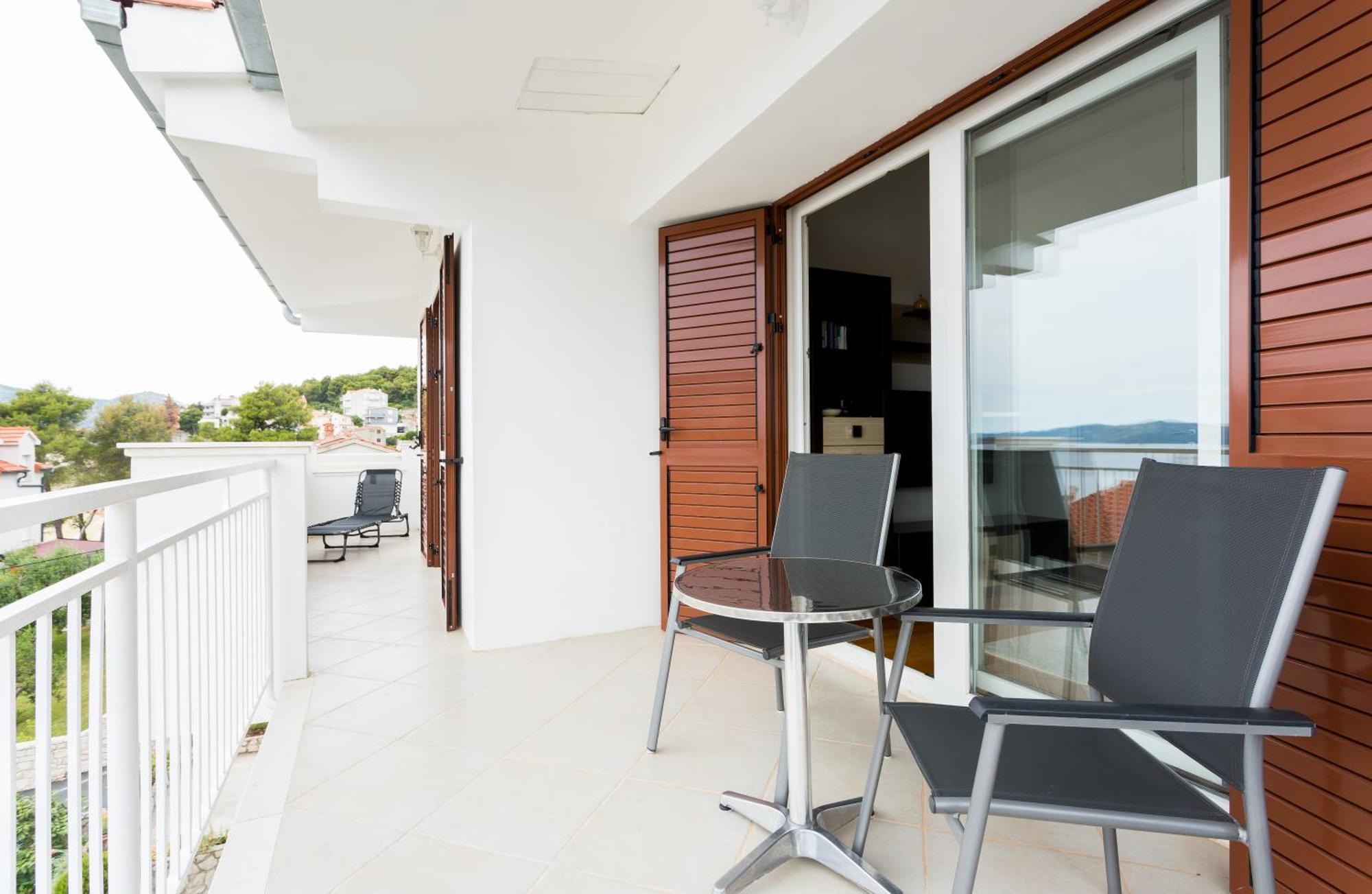 Apartment Mia - Spacious Apartment On 85 M2 With Beautiful Sea View Трогир Екстериор снимка