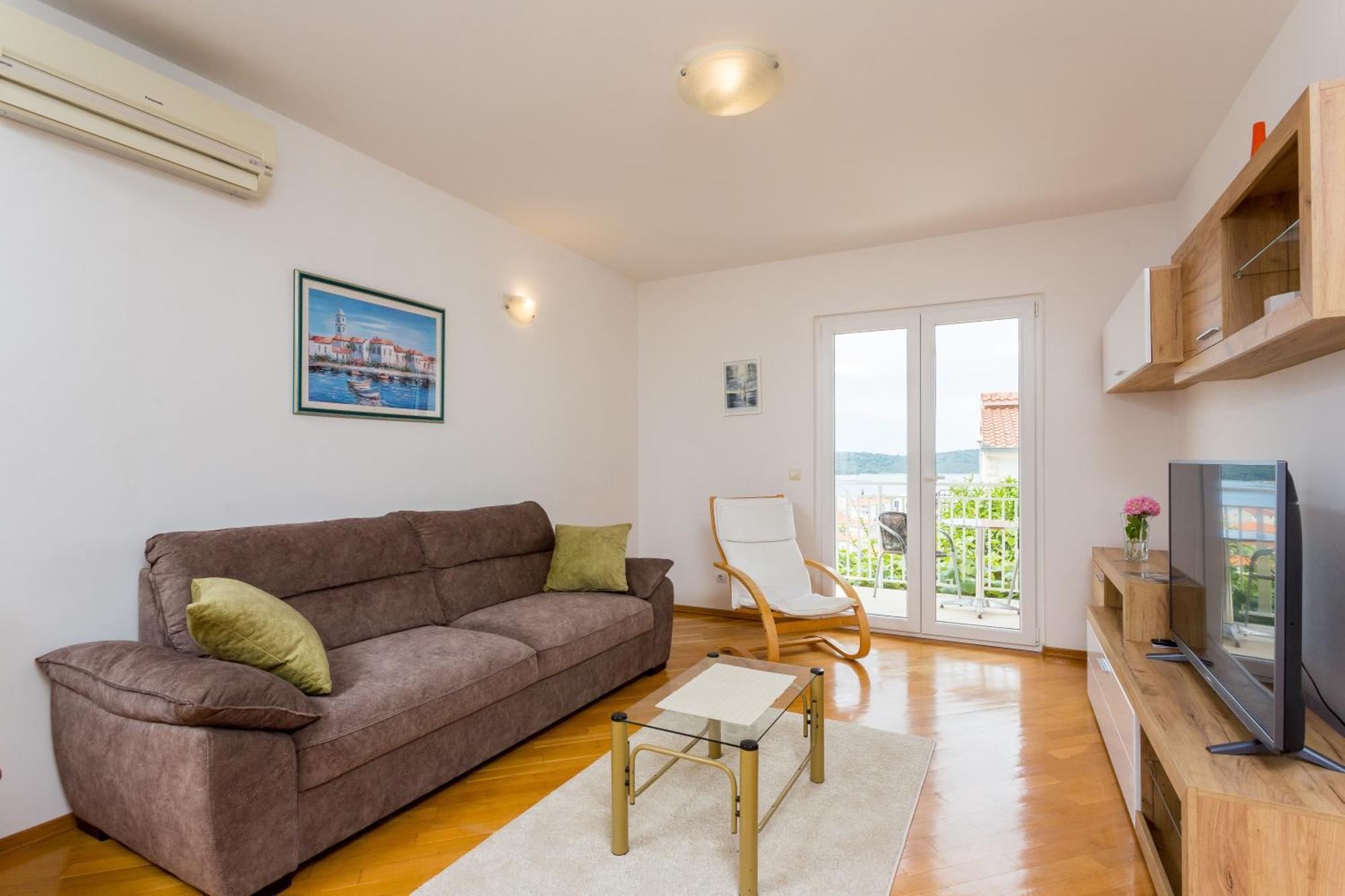 Apartment Mia - Spacious Apartment On 85 M2 With Beautiful Sea View Трогир Екстериор снимка