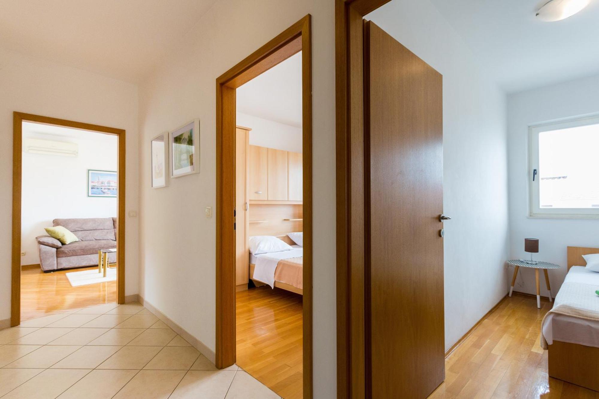 Apartment Mia - Spacious Apartment On 85 M2 With Beautiful Sea View Трогир Екстериор снимка