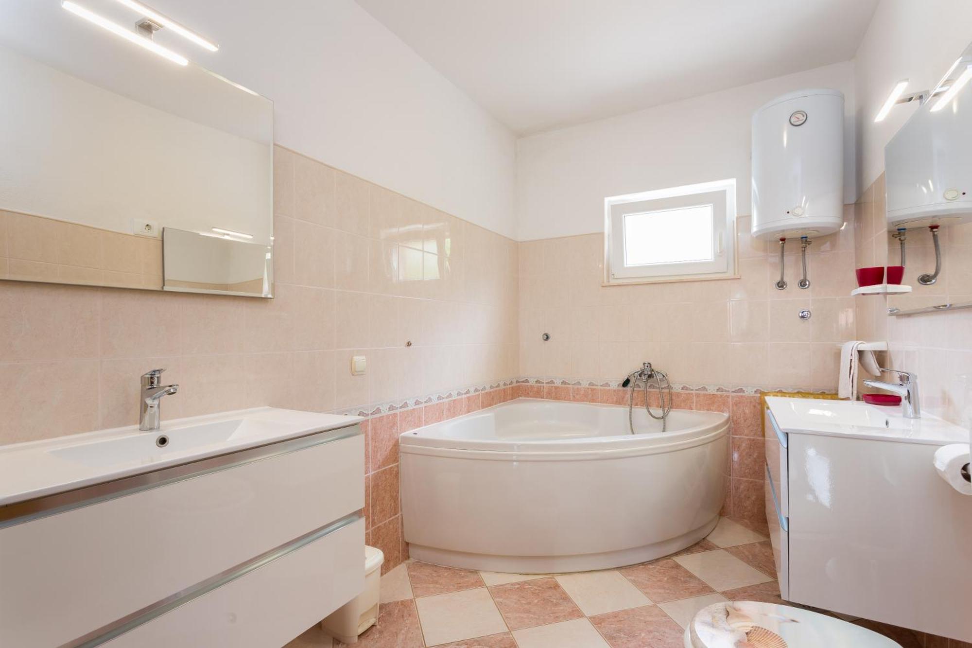 Apartment Mia - Spacious Apartment On 85 M2 With Beautiful Sea View Трогир Екстериор снимка