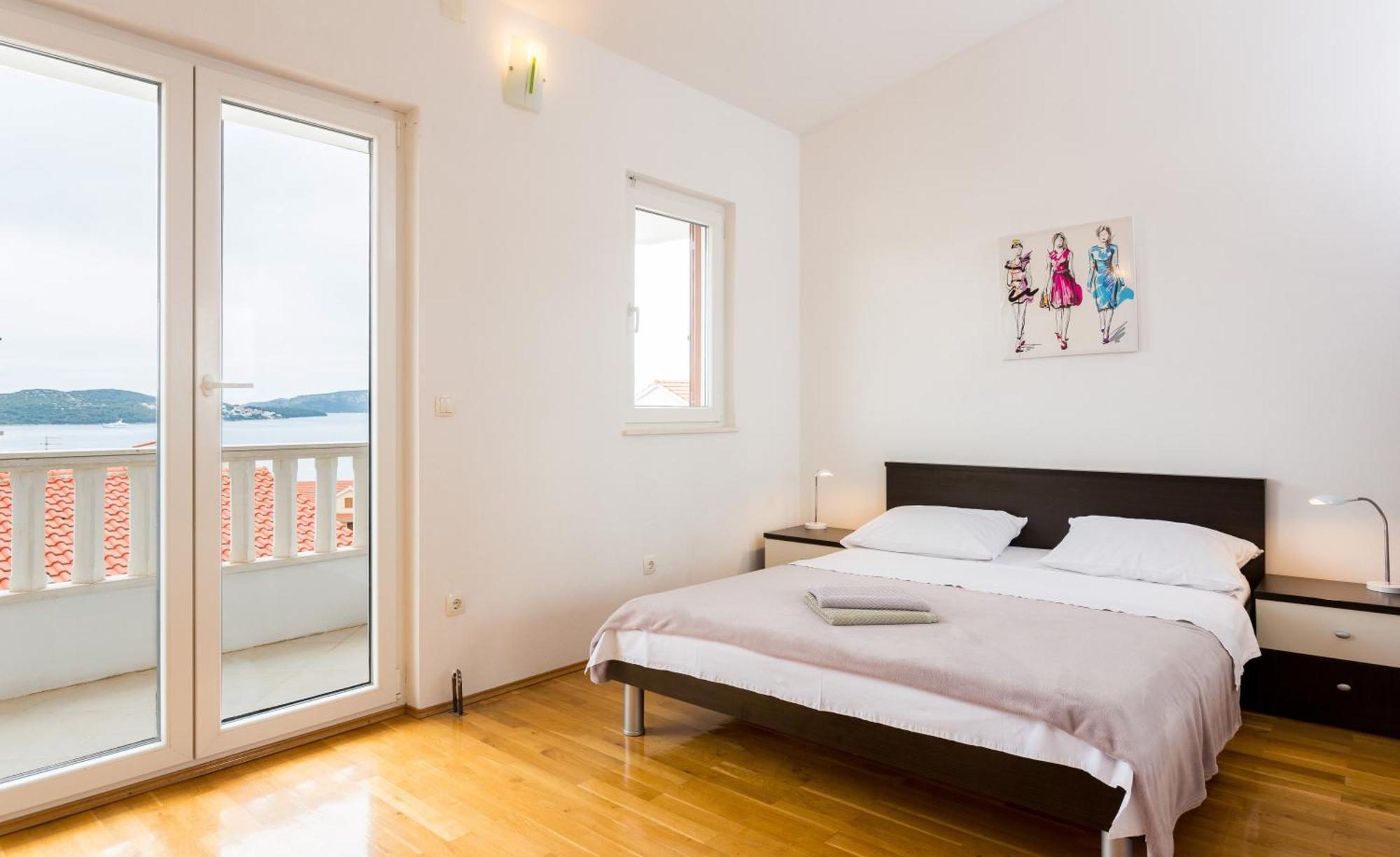 Apartment Mia - Spacious Apartment On 85 M2 With Beautiful Sea View Трогир Екстериор снимка